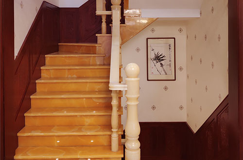 休宁中式别墅室内汉白玉石楼梯的定制安装装饰效果